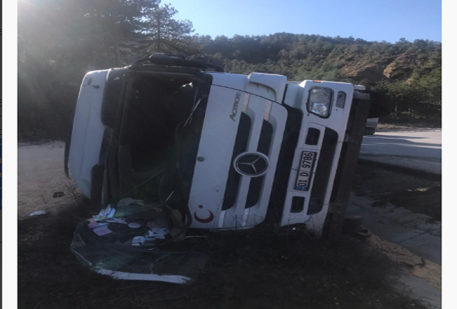 Geyve'de Kontrolden çıkarak devrilen tır sürücüsü hayatını kaybetti
