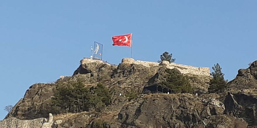 Osmancık Kandiber kalesinin bayrağı yenisi ile değiştirildi