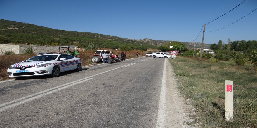 Traktör ile otomobil kafa kafaya çarpıştı: 2 kişi yaralandı