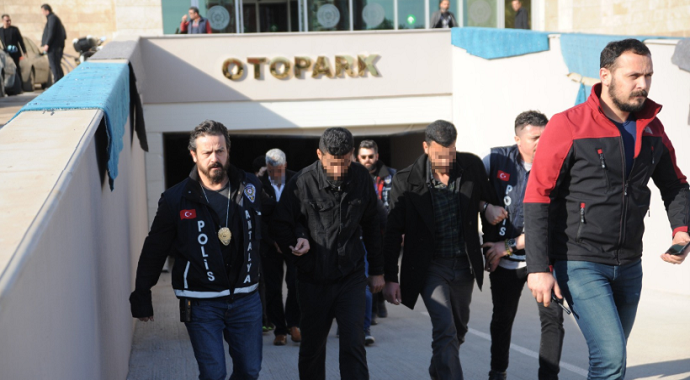 Antalya'da Suriyeli esnafın yüzüne gaz sıkıp 21 bin dolarını çaldılar