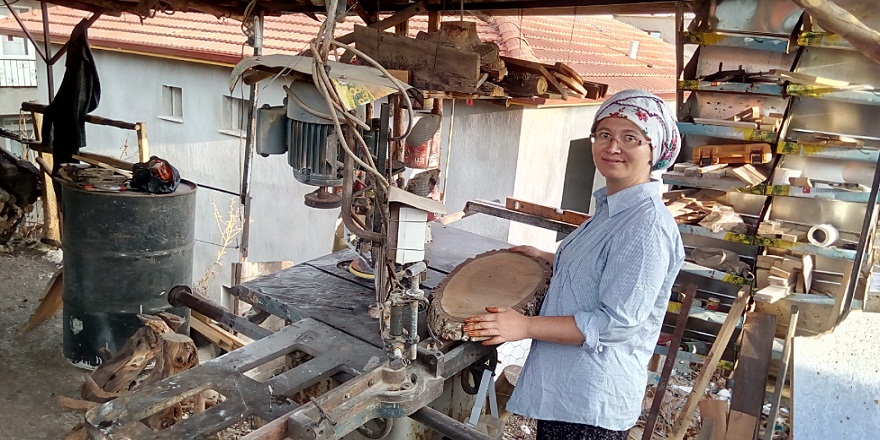 Çürümüş ağaçları maharetli parmakları ile sanat eserine dönüştürüyor!