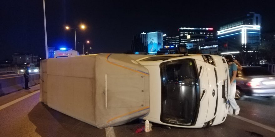 Maltepe, Küçükyalı Mahallesi D-100 Karayolunda devrilen kamyonet metrelerce sürüklendi