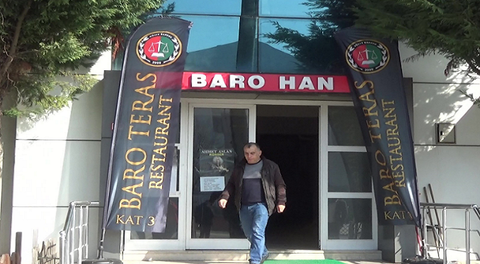 Baronun ruhsatsız içkili kafeteryası mühürlendi