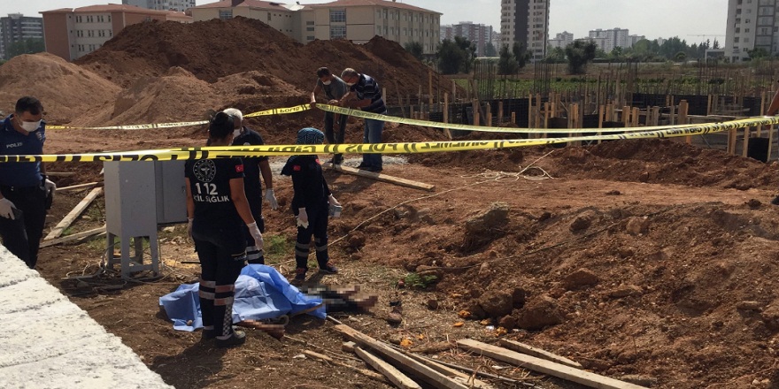 Adana'da inşaat işçisi elektrik direğindeki akıma kapılarak feci şekilde can verdi