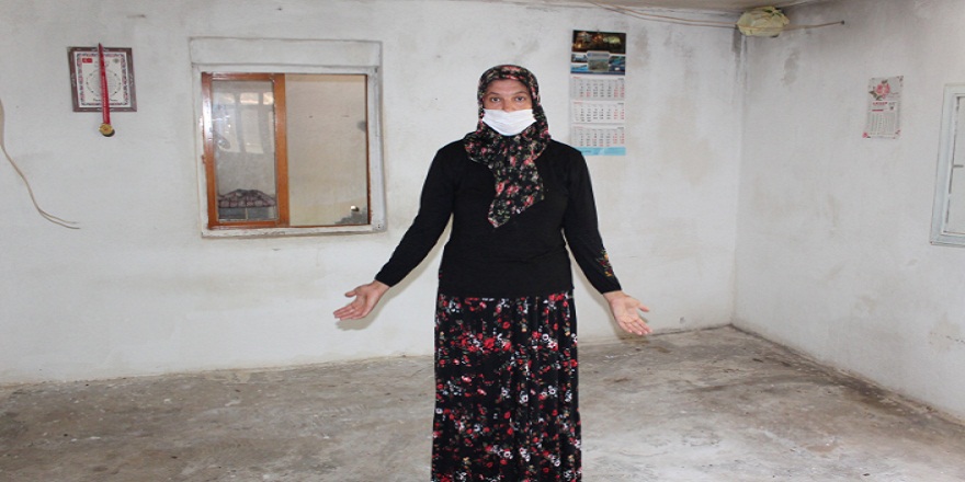 Mersin'in Erdemli ilçesinde evindeki herşeyi hırsızlar tarafından çalınan kadın komşularına isyan etti
