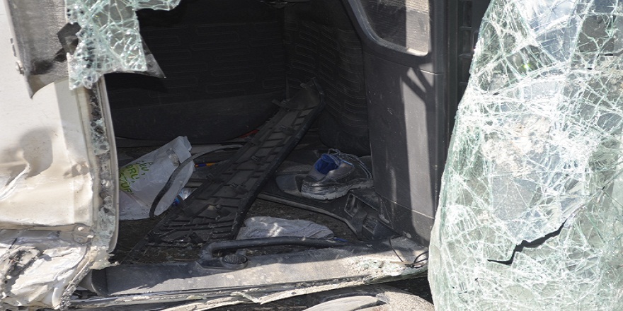 Arnavutköy'de harfiyat kamyonu devrildi: 1 yaralı