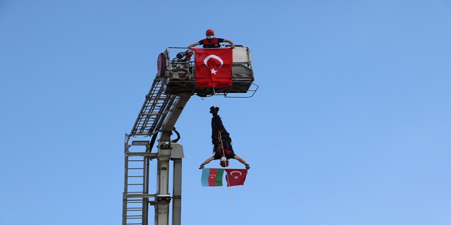 Sivas Belediyesi itfaiye ekipleri tatbikatta Azerbaycan Bayrağı açtılar!