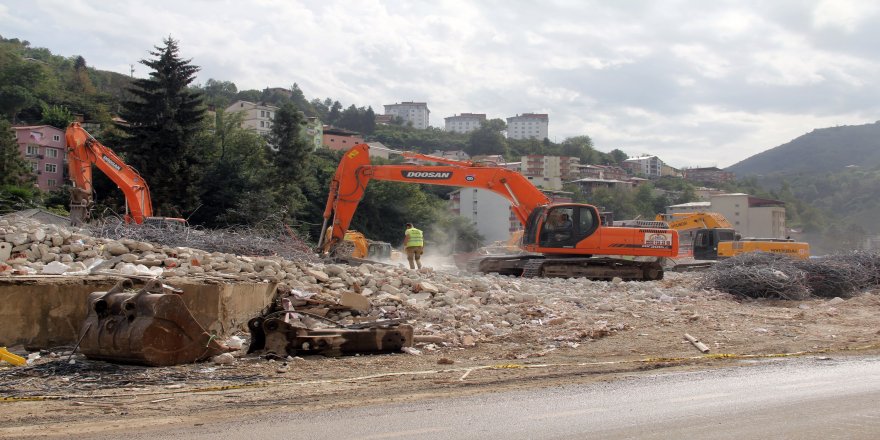 Sel sonrası yıkım için geldikleri Dereli ilçesinde psikolojik yıkımı yaşadılar