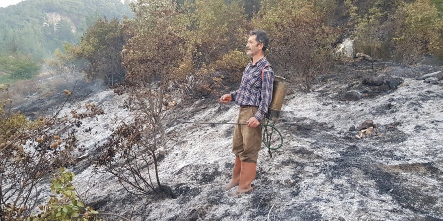 Sırt tulumbasıyla Dereden taşıdığı suyla  yangına müdahale etti