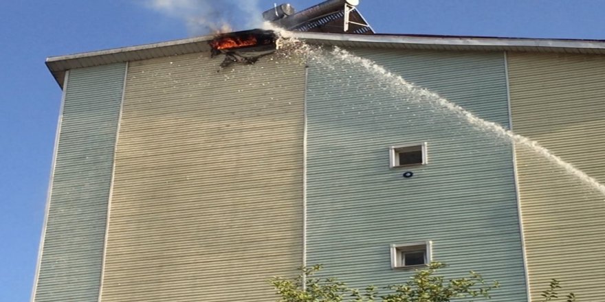 Boluda bir Apartmanın Çatı katında çıkan yangın söndürüldü
