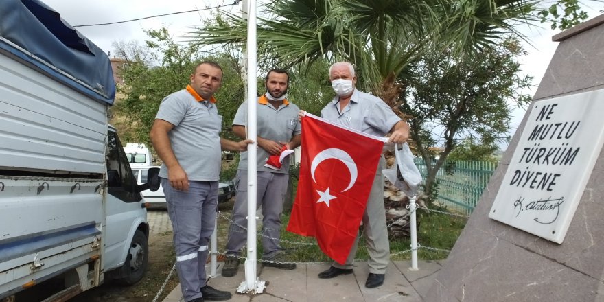 Burhaniye’de kırsal mahallelerde bulunan bayraklar yenilendi