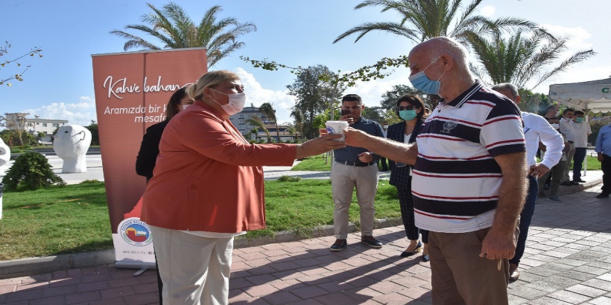 Ceyhan belediye başkanı kendi elleri ile vatandaşlara kahve ikram etti