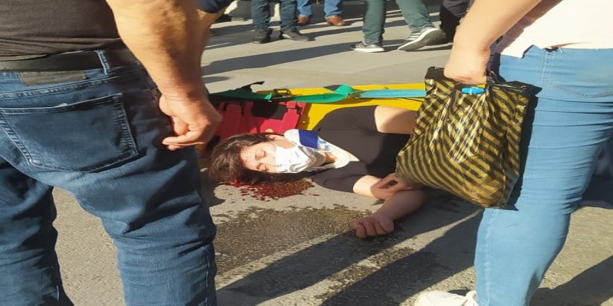 Karşıdan karşıya geçen kadına otomobil çarptı
