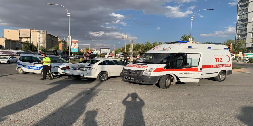 Freni boşalan kamyon ışıkta bekleyen araçlara çarptı: 4 yaralı