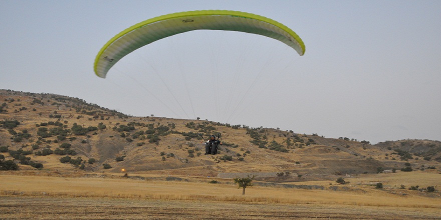 Şırnak, yıllarca çatışmaların yaşandığı Namaz Dağı'nda yamaç paraşütü yapmanın heyecanını yaşıyor