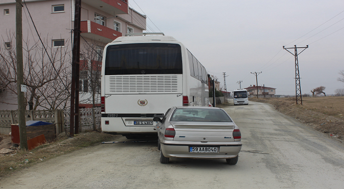 Otomobil park halindeki otobüse çarptı: 1 yaralı