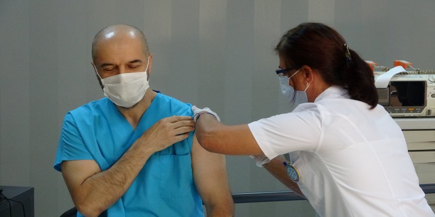 BUÜ Hastanesi'nde ilk Covid-19 aşısı 1 personele yapıldı