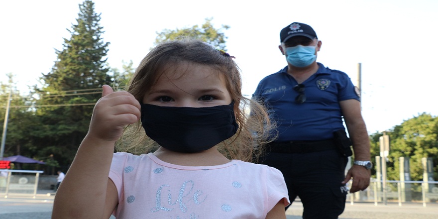Antalya’da maske takmayanlara küçük Laura’dan 'maske' dersi!