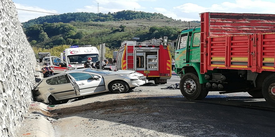 Zonguldak'ta kamyonla çarpışan otomobilin sürücüsü hayatını kaybetti