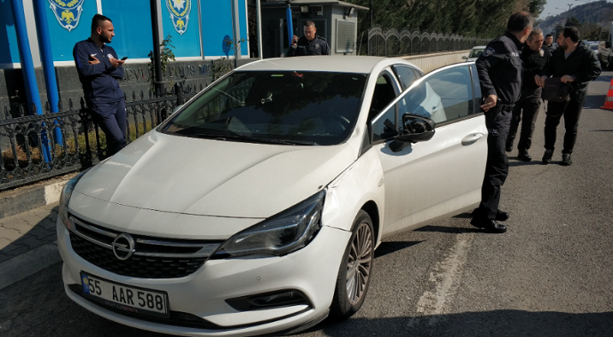 Yola aniden atlayan genç, otomobilin çarpması sonucu yaralandı