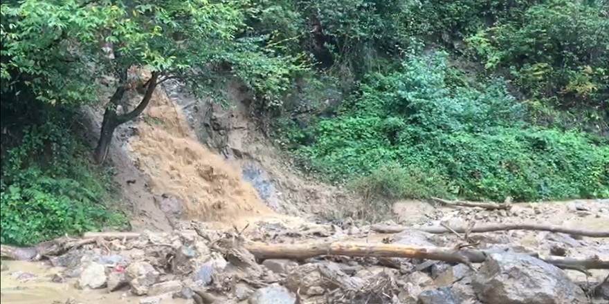 Rize Ardeşen'de şiddetli yağış hayatı felç etti