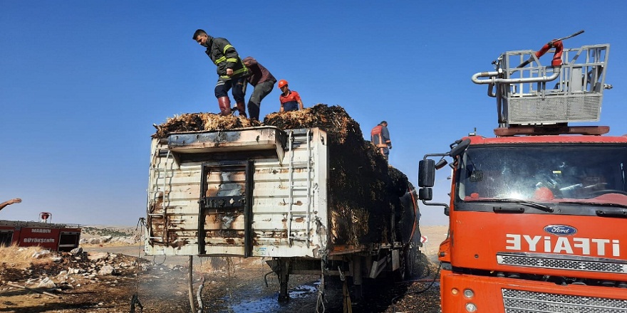 Mardin Mazıdağı'nda mısır balyası yüklü dorse alev alev yandı