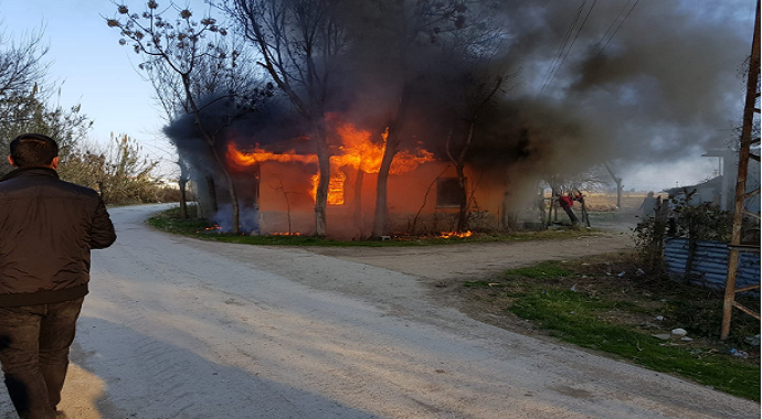 Elektrik kontağından çıkan yangın evi kül etti