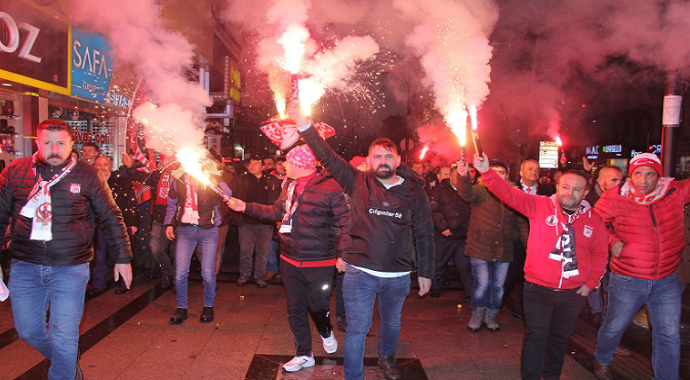 Sivassporlu taraftarlardan hakemlere yürüyüşlü tepki