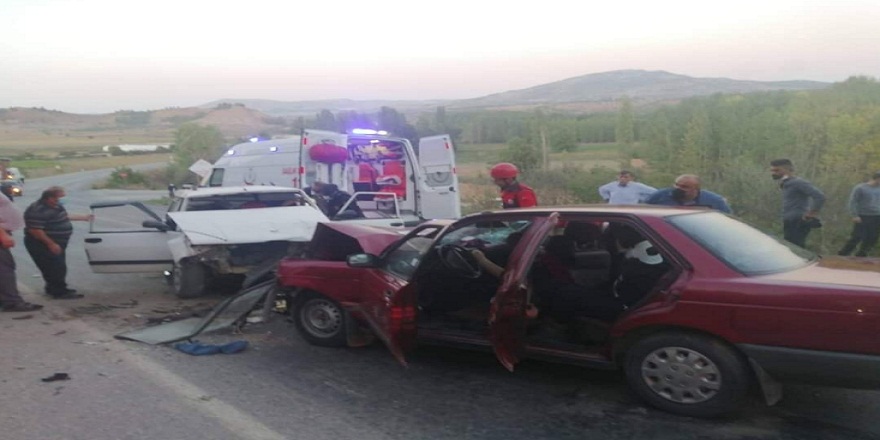 Denizli Çal'da iki araç kafa kafaya çarpıştı: 1 ölü, 3 yaralı