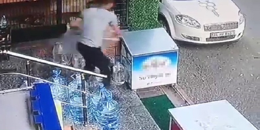 Sancaktepe'de bir kişi marketin önündeki bir kasa poğaçayı alarak kaçtı