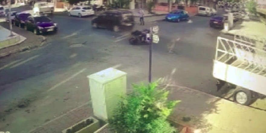 Antalya’da kavşakta hız denemesi yapan motosiklet sürücüsü hastanelik oldu