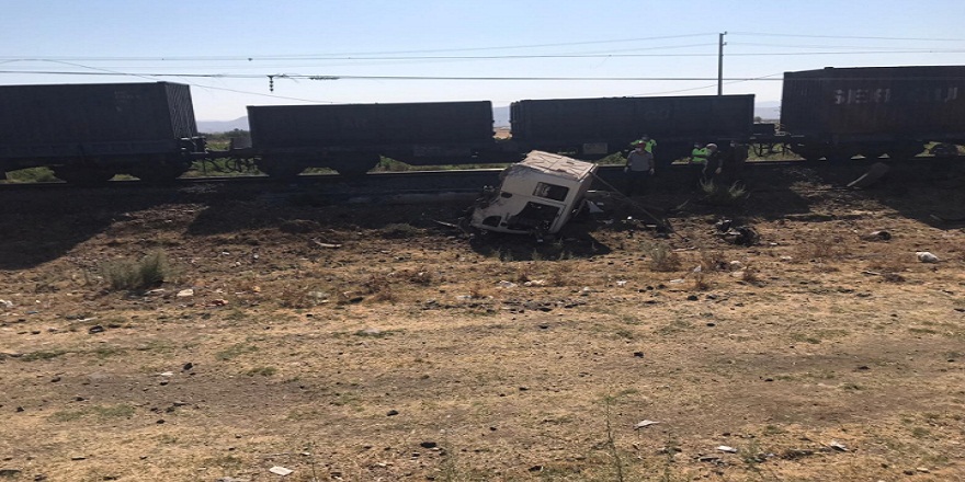 Kahramanmaraş'ta yük treni kontrolsüz geçiş yapan kamyonu biçti: 1 ölü