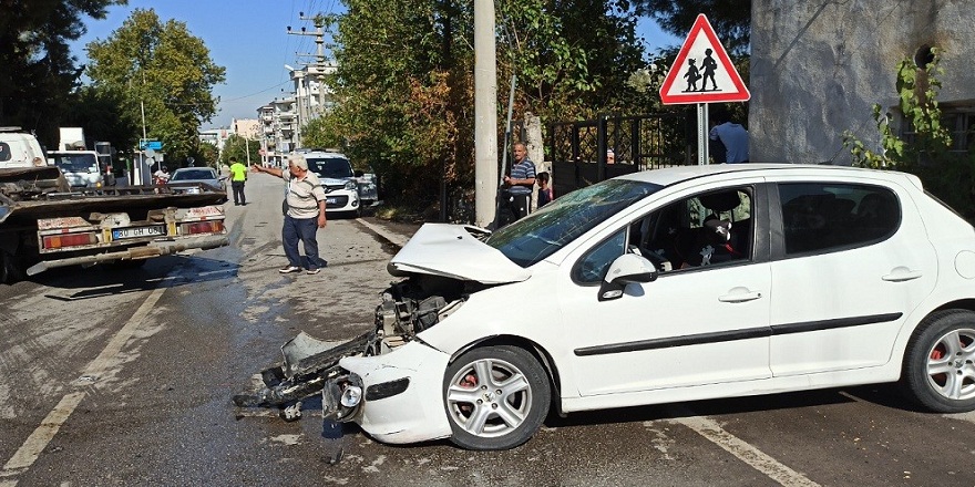 Osmaniye'de kontrolü kaybeden sürücü beton direğe çarptı: 3 yaralı