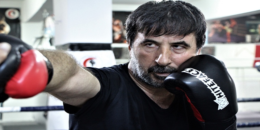 3 torun sahibi 57 yaşındaki kick bokscu gençlere taş çıkartıyor!