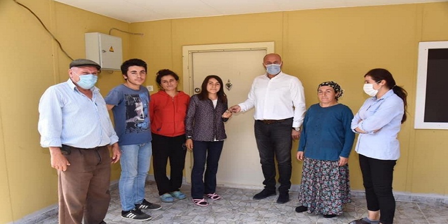 Tekkeköy Belediye Başkanı olumsuz şartlarda yaşayan iki aileyi yeni sıcak yuvalarına kavuşturdu