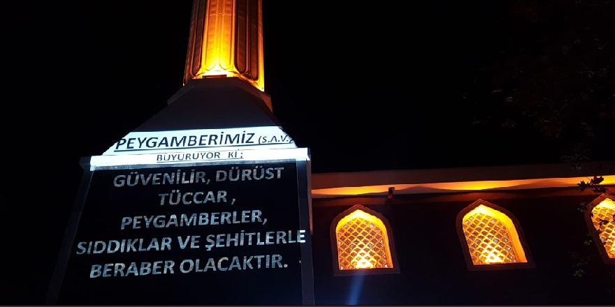 Bursa Gemlik'te cami imamı dinî bilgileri minareye yansıttı