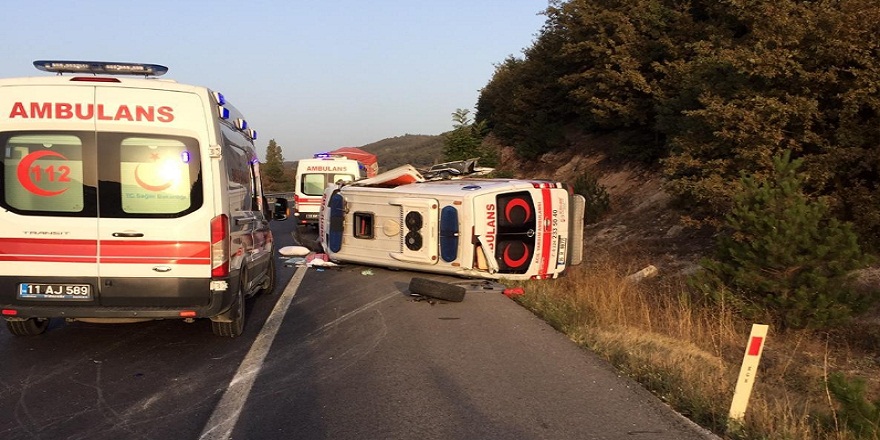Ankara yolu İnegöl girişinde ambulans takla attı: 2 yaralı