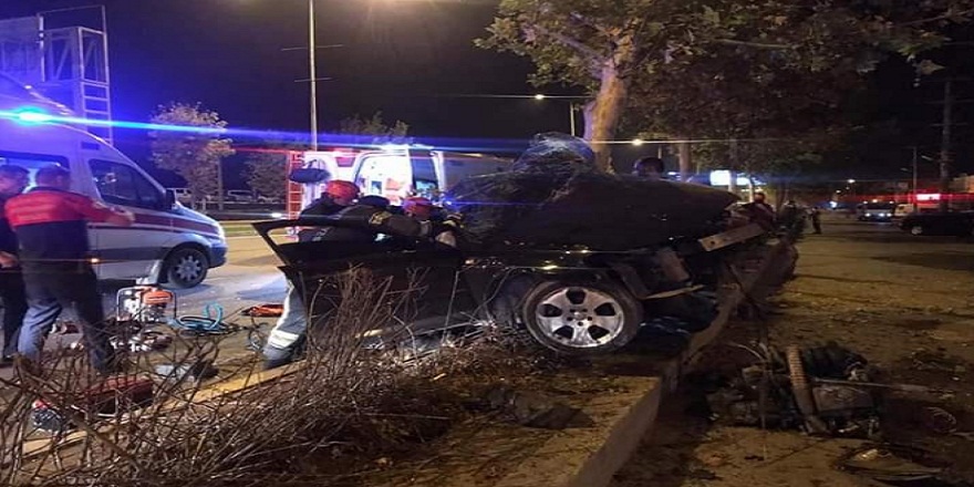 Denizli'de kontrolden çıkan otomobil yol kenarındaki ağaca çarptı