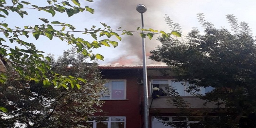 Isparta'da apartmanın çatı katında çıkan yangın panik yarattı