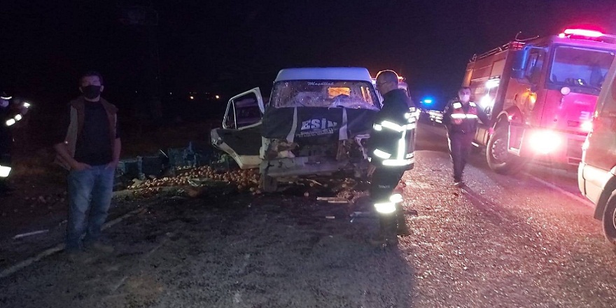 Afyon Sandıklı'da minübüs ile traktör çarpıştı 2 yaralı