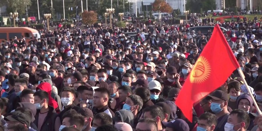 Kırgızistan'da protestolar devam ediyor: Göstericiler Cumhurbaşkanlığı binasını yaktılar!