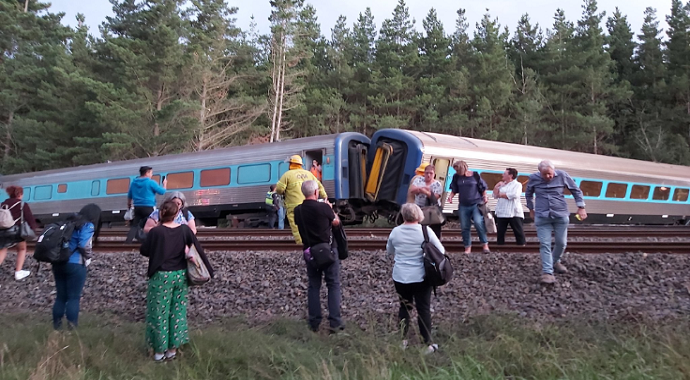 Avustralya’da tren raydan çıktı: 2 ölü