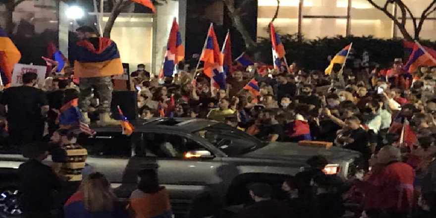 Los Angeles’da Ermeni göstericiler cadde ve sokakları trafiğe kapattı