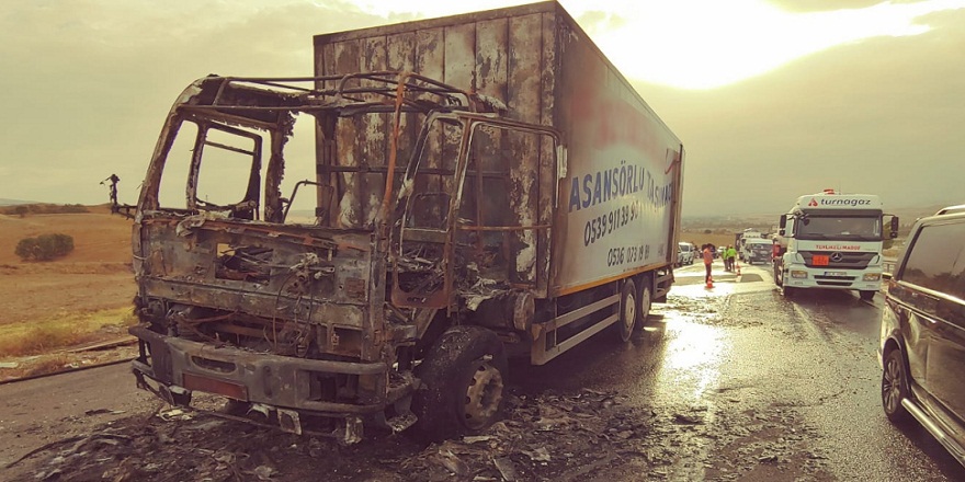Kırıkkale'de nakliye firmasına ait kamyon içerisindeki eşyalar ile birlikte alev alev yandı