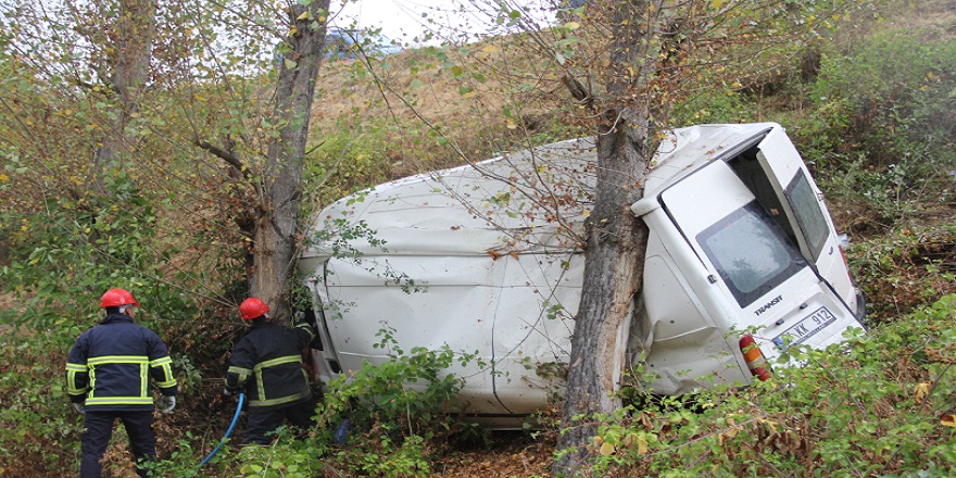 Kontrolden çıkan minibüs, 50 metre yükseklikten tarlaya uçarak ağaca takıldı 1 ölü, 4 yaralı