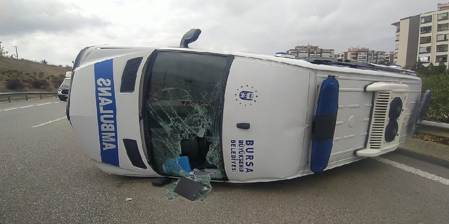 Otomobilin yoğun siste arkadan çarptığı ambulans takla attı 5 yaralı