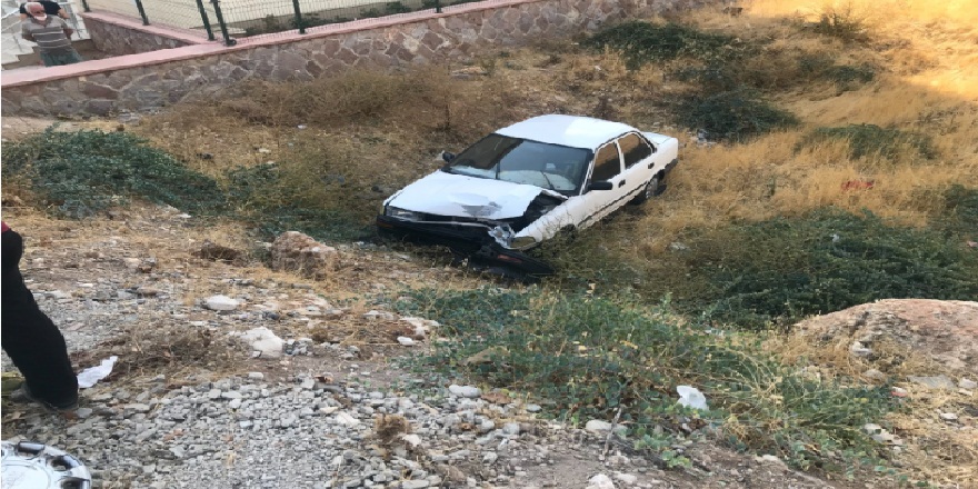 Kahramanmaraş’ta direğe çarpan otomobil tarlaya uçtu!