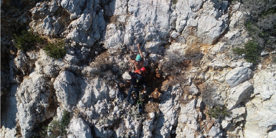 Kayalıklardan düşen Ukrayna uyruklu erkek turist itfaiyenin 6 saatlik operasyonuyla kurtarıldı