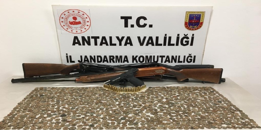 Antalya Alanya'da jandarma ekiplerinin yaptığı baskında bin 83 tarihi sikke ele geçirildi