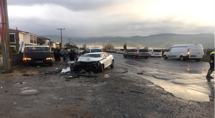 Kuşadası’nda trafik kazası: 1’i ağır 5 yaralı